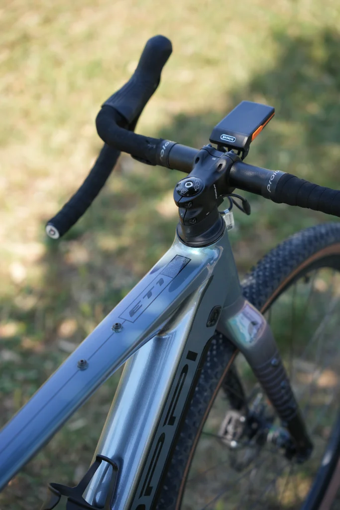bici-elettrica-per-gravel-azzurra